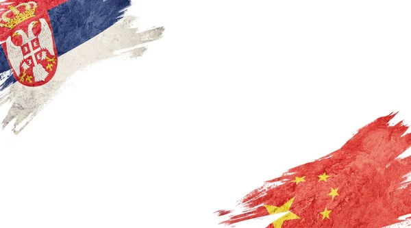 Serbiens och Kinas flaggor på vit bakgrund — Stockfoto